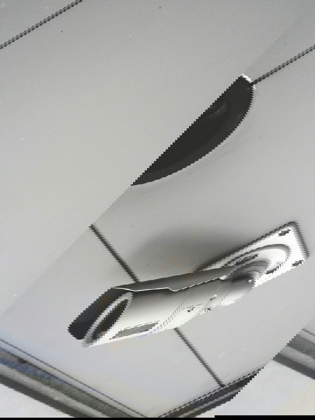 a security camera mounted to the ceiling of a building